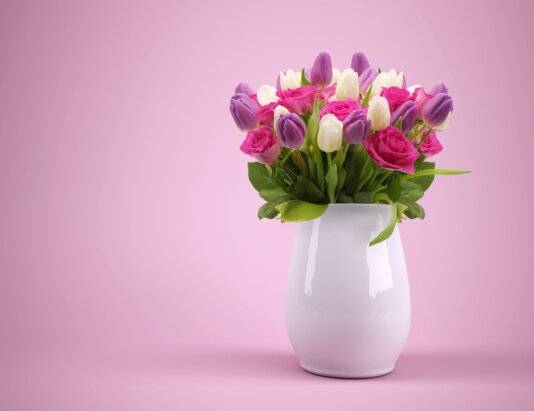 Bouquet di fiori misti Bouquet di Rose rosse e bianche con un intreccio di tulipani
